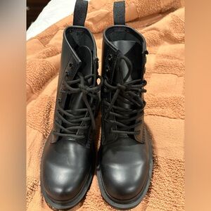 Mono Dr Martens in excellent condition size 6 US